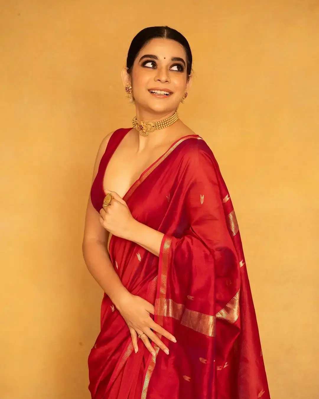 INDIAN ACTRESS MITHILA PALKAR IN TRADITIONAL RED COLOR SAREE SLEEVELESS BLOUSE 7